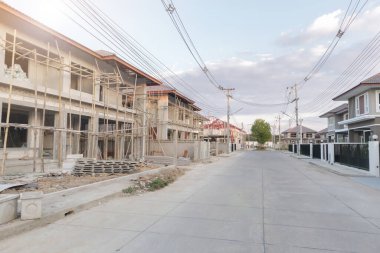 İnşaat alanındaki yeni ev inşaatı devam ediyor