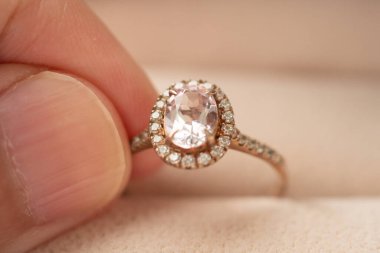 Elle tutulur güzel mücevher yüzüğü