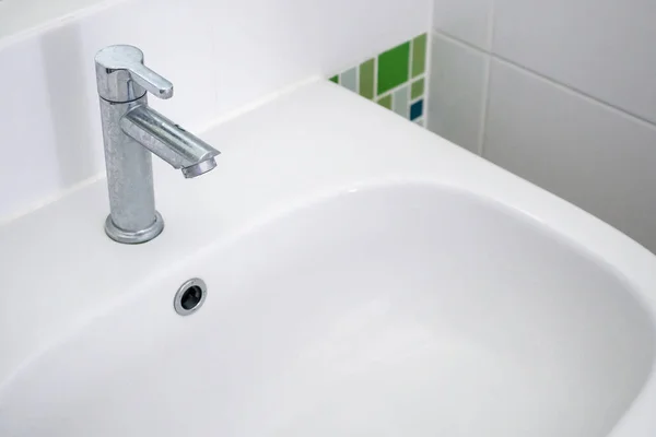 Beyaz Lavabo Musluğun Içi — Stok fotoğraf