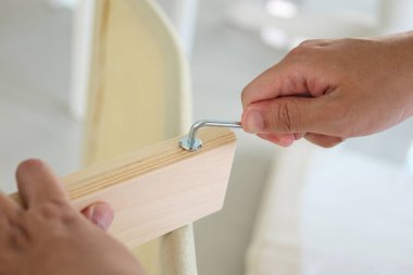 Evdeki ahşap mobilyaları vida Allen 'ı kullanarak monte et