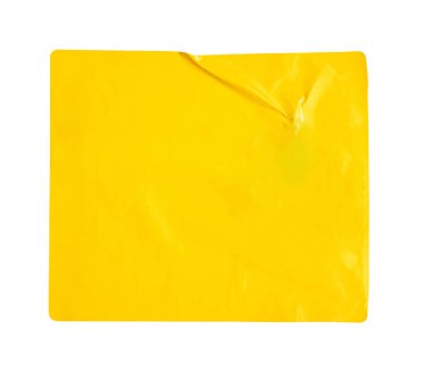 Beyaz arkaplanda boş sarı kağıt etiketi izole