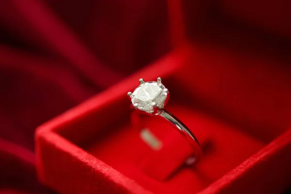 Diamantový Prsten Šperky Dárkové Krabice Červeném Pozadí Tkaniny — Stock fotografie