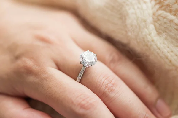 Kvindelige Hånd Med Smukke Smykker Diamant Ring - Stock-foto