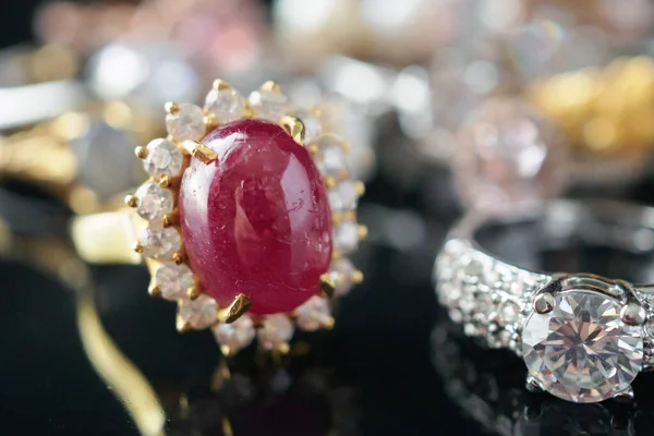 Grande Anello Rosso Rubino Con Sfondo Gioielli — Foto Stock