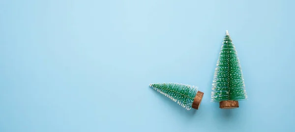 Grüne Weihnachtsbäume Auf Blauem Pastell Hintergrund — Stockfoto