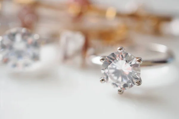 Hermosos Anillos Diamantes Joyas Sobre Fondo Blanco — Foto de Stock