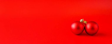 Kırmızı arka planda noel ziyafeti. Yeni yıl bayramı kutlaması konsepti.