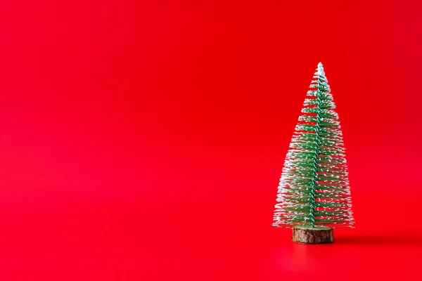 Weihnachtsbaum Auf Rotem Hintergrund Neujahr Feiertag Feier Konzept — Stockfoto