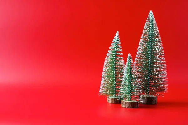 Weihnachtsbaum Auf Rotem Hintergrund Neujahr Feiertag Feier Konzept — Stockfoto