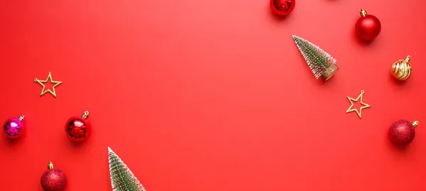 クリスマスの新しい年の休日の背景赤の背景に松の木のボールのボール — ストック写真