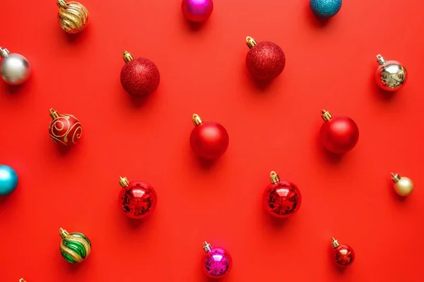 Weihnachtskugelmuster Minimal Flach Auf Rotem Hintergrund Von Oben — Stockfoto