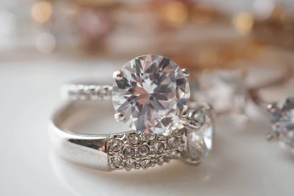 Hermosos Anillos Diamantes Joyas Sobre Fondo Blanco — Foto de Stock