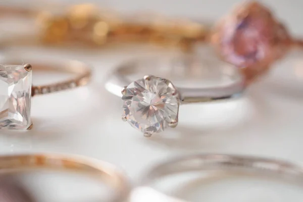 Gyönyörű Gyémánt Gyűrűk Ékszerek Fehér Háttér — Stock Fotó