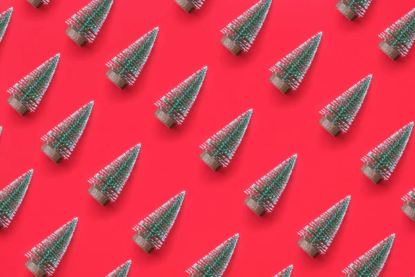 Zelený Vánoční Strom Vzor Minimální Flatlay Červeném Pozadí Novoroční Prázdninová — Stock fotografie