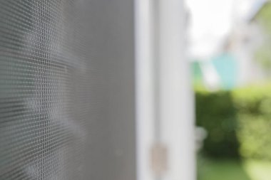 Evin penceresinde böceklere karşı sivrisinek ağı ekranı