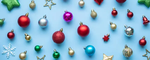 クリスマスボールのバブルパターン最小限の青いパステルの背景の上のビューに平ら — ストック写真