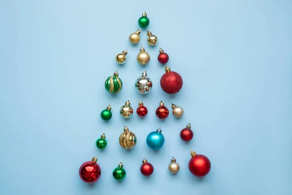 Kerstboom Van Kerstballen Blauwe Pastelachtergrond — Stockfoto