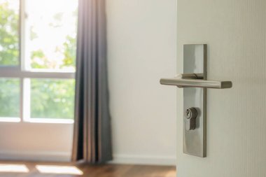 Modern kapı kolu oda içi beyaz kapılı.