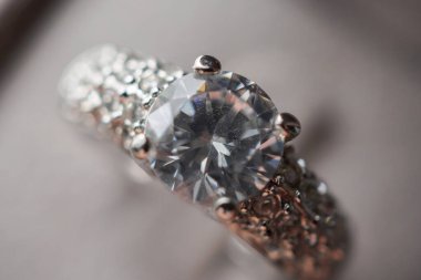 Mücevher kutusundaki elmas yüzük. Arka planı kapat.