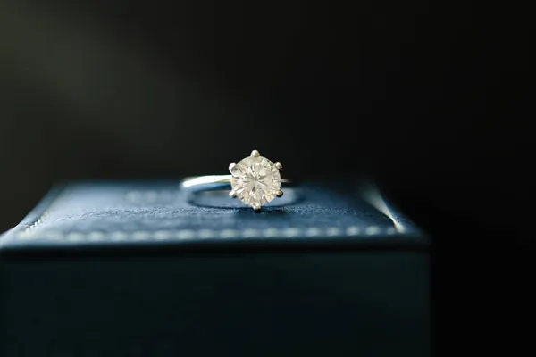珠宝盒上的结婚戒指 — 图库照片