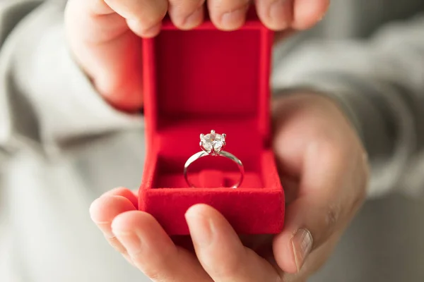 Kéz Kezében Gyémánt Gyűrű Ékszer Dobozban — Stock Fotó