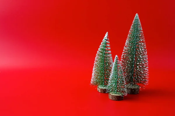 Weihnachtsbaum Auf Rotem Hintergrund Neujahr Feiertag Feier Konzept — Stockfoto