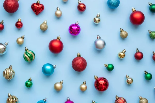 Kerstbal Bauble Patroon Minimale Flatlay Blauwe Pastel Achtergrond Bovenaanzicht — Stockfoto