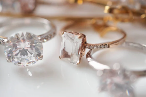 Hermosos Anillos Diamantes Joyas Sobre Fondo Blanco — Foto de Stock