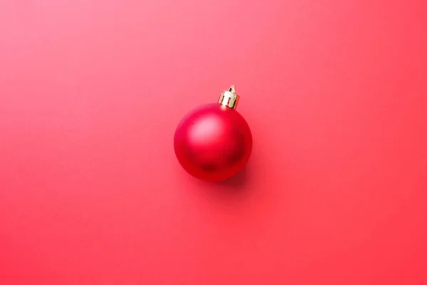 赤い背景の上からの眺めのクリスマスボール — ストック写真