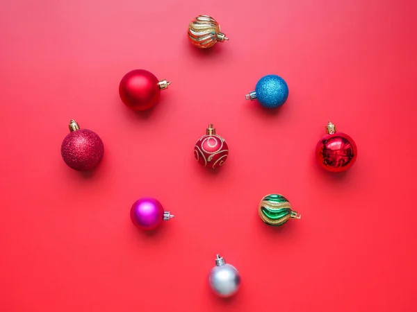 クリスマスボールのバブルパターンは 赤の背景上のビューに最小限のフラット — ストック写真