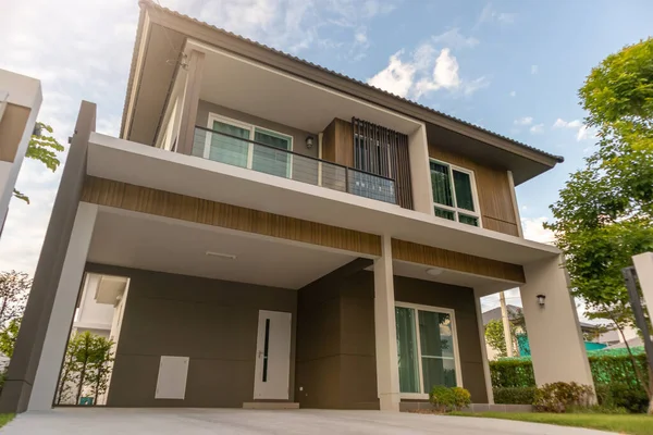 Yeşil çimenleri olan güzel, modern bir ev.