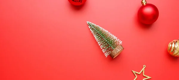 Natale Nuovo Anno Vacanza Sfondo Pino Palla Bauble Sfondo Rosso — Foto Stock