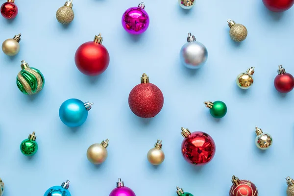 Kerstbal Bauble Patroon Minimale Flatlay Blauwe Pastel Achtergrond Bovenaanzicht — Stockfoto