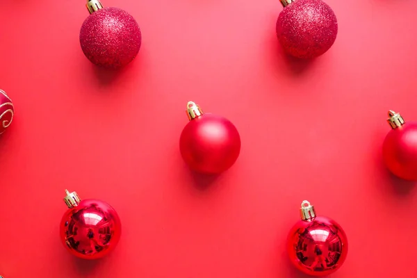 クリスマスボールのバブルパターンは 赤の背景上のビューに最小限のフラット — ストック写真