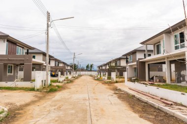 İnşaat alanındaki yeni ev inşaatı devam ediyor