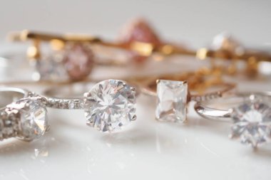 Güzel elmas yüzükler beyaz arka planda mücevherler