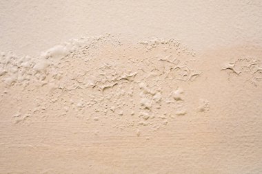 Kahverengi duvar boyayla hasar görmüş.