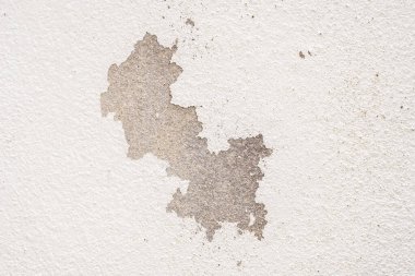 Soyulmuş boyalı, eski, soyulmuş beton bir duvar.