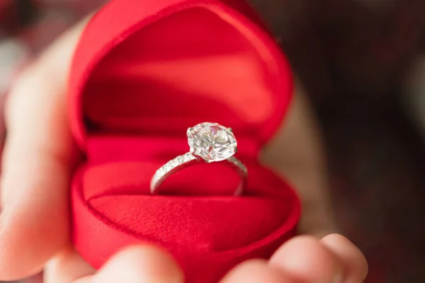 Ruce Držící Diamantový Prsten Šperkovnici — Stock fotografie