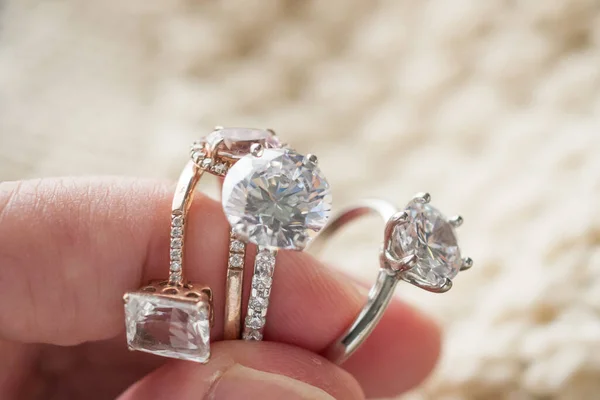 Dłoń Trzymać Piękny Pierścionek Diament Biżuterii — Zdjęcie stockowe