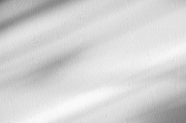 Beyaz duvar arkaplanındaki pencere gölgesi