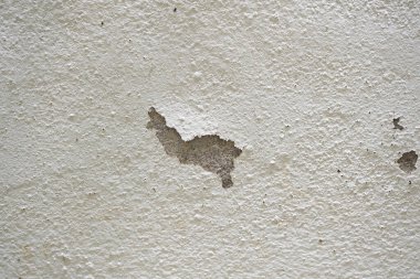 Soyulmuş boyalı, eski, soyulmuş beton bir duvar.