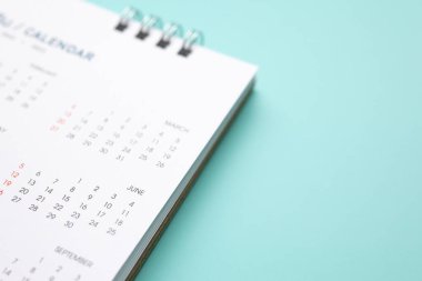 Mavi arkaplan iş planlama randevusu konsepti takvim sayfası