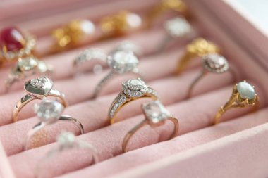 Mücevher elmas yüzükler kutuda.