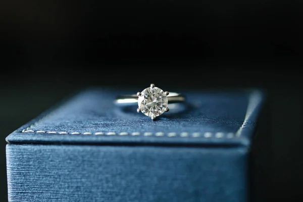 珠宝盒上的结婚戒指 — 图库照片