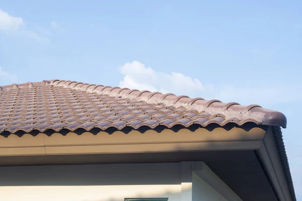 青い空と家の上のセラミック屋根のタイル — ストック写真