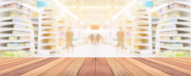 Market koridoru olan ahşap masa üstü ürün gösterimi için bokeh ışığı ile bulanık arka plan