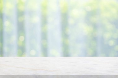 Boş mermer masa üstü ve bulanık pencere perdesi arkaplanı