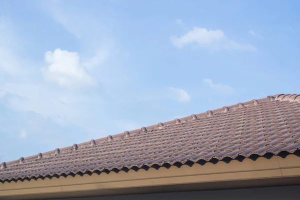 Keramische Dakpannen Het Huis Met Blauwe Lucht — Stockfoto