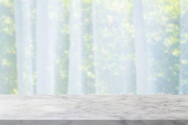 Boş mermer masa üstü ve bulanık pencere perdesi arkaplanı